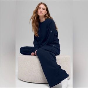 ALO Yoga Navy Muse outfit